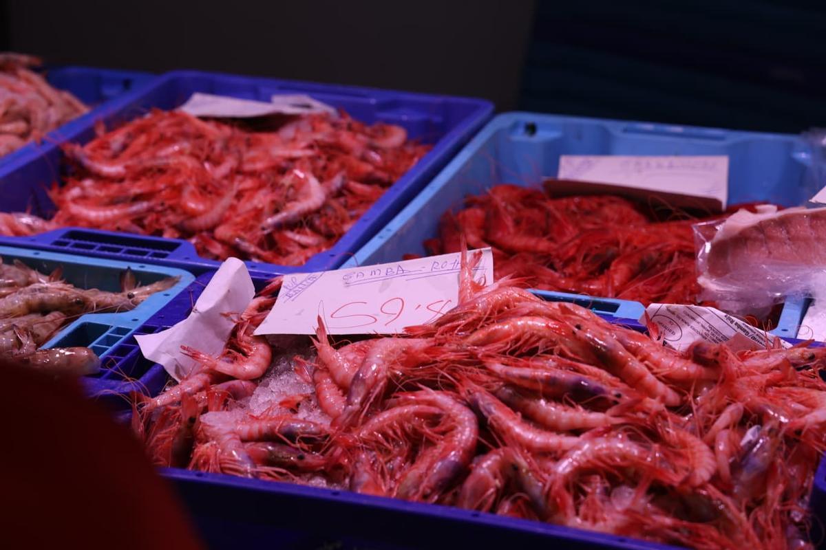 Bandejas de gambas en el Mercado Central de Alicante.