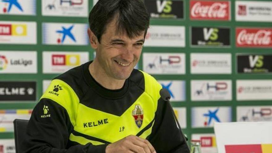 El entrenador del Elche, José Rojo &quot;Pacheta&quot;, sonríe ayer en la sala de prensa del estadio Martínez Valero.