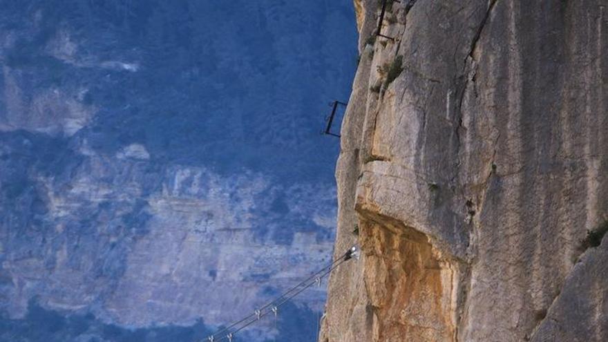 Una persona recorre el Caminito del Rey, sendero construido en las paredes del Desfiladero de los Gaitanes, cañón excavado por el río Guadalhorce que se localiza entre los municipios de Álora y Ardales.