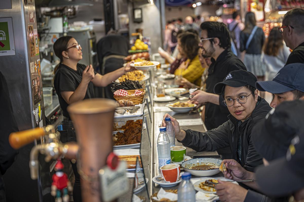 La jueza ordena al nuevo operador del bar Pinotxo de la Boqueria dejar de usar ese nombre comercial