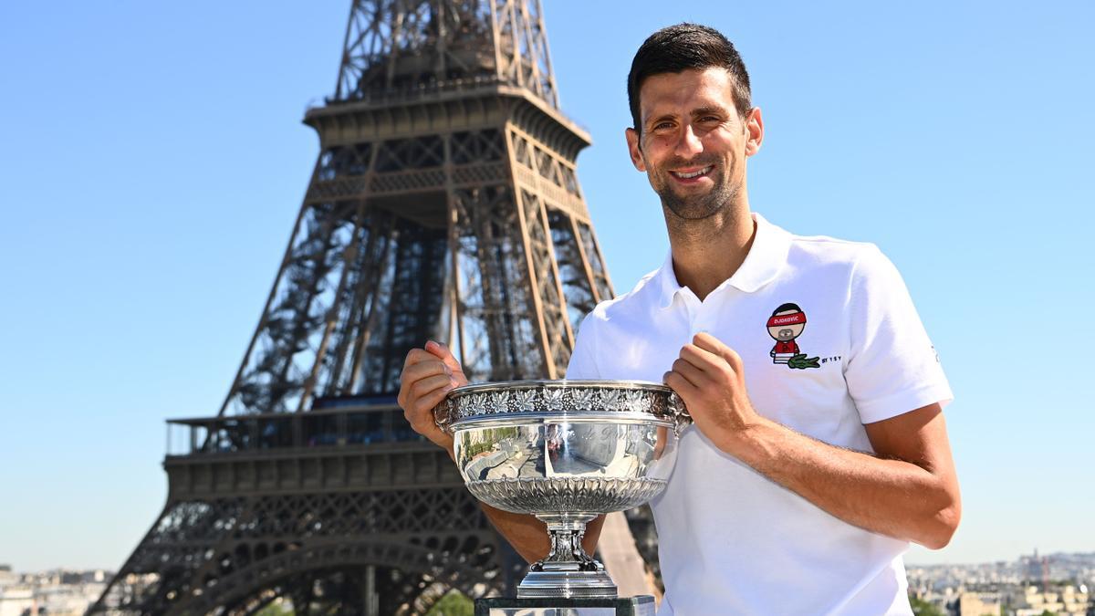 Djokovic posa con el trofeo de Roland Garros delante de la Torre Eiffel.