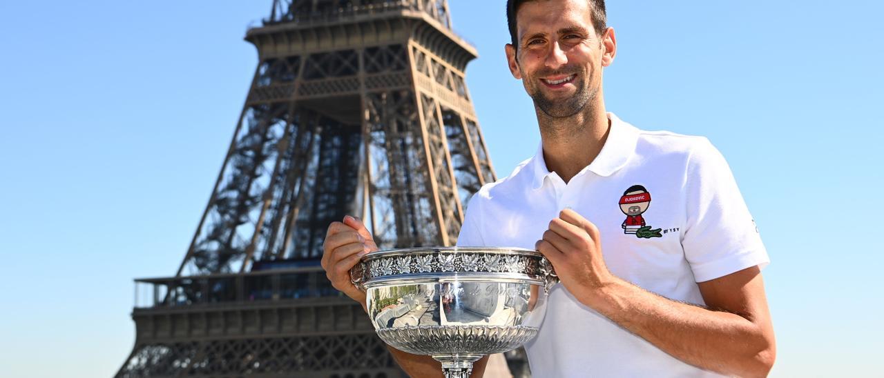 Djokovic posa con el trofeo de Roland Garros delante de la Torre Eiffel.