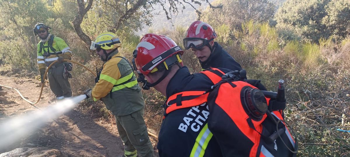 Operativo de la Junta con bomberos serbios trabajando en la extinción del incendio