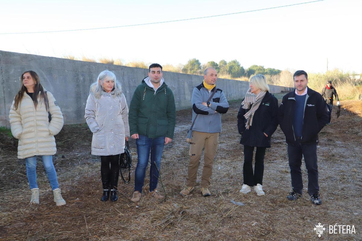 Alcaldesa, concejales y técnicos supervisan las labores en el barranco