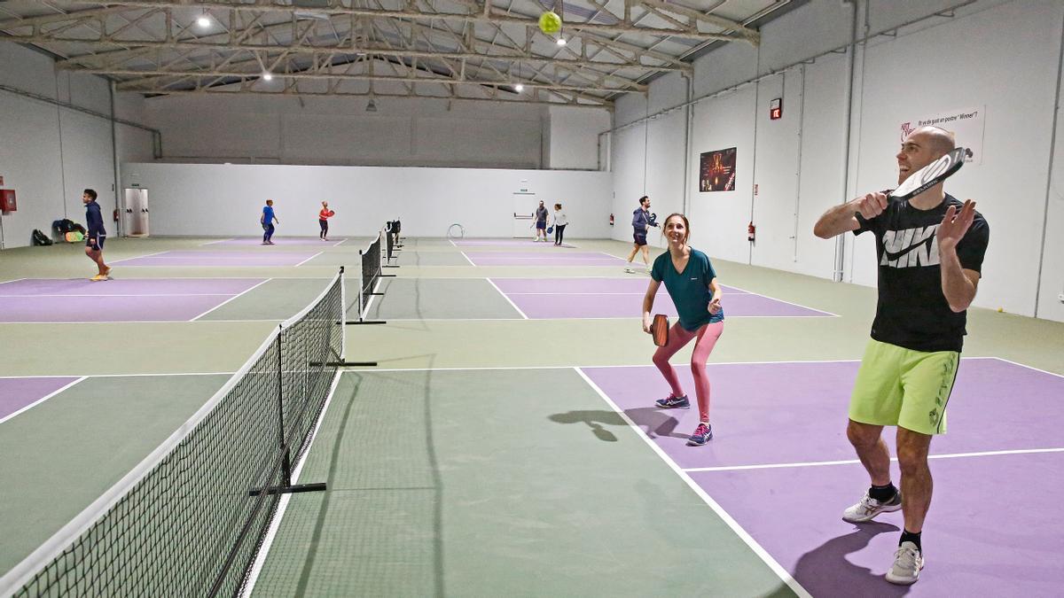 Almudena Lázadora, cofundadora de Vila Pickleball, juega en una de las cuatro pistas de su centro 'indoor'.