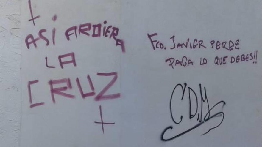 Pintadas en contra de la Cruz de los Caídos en Callosa