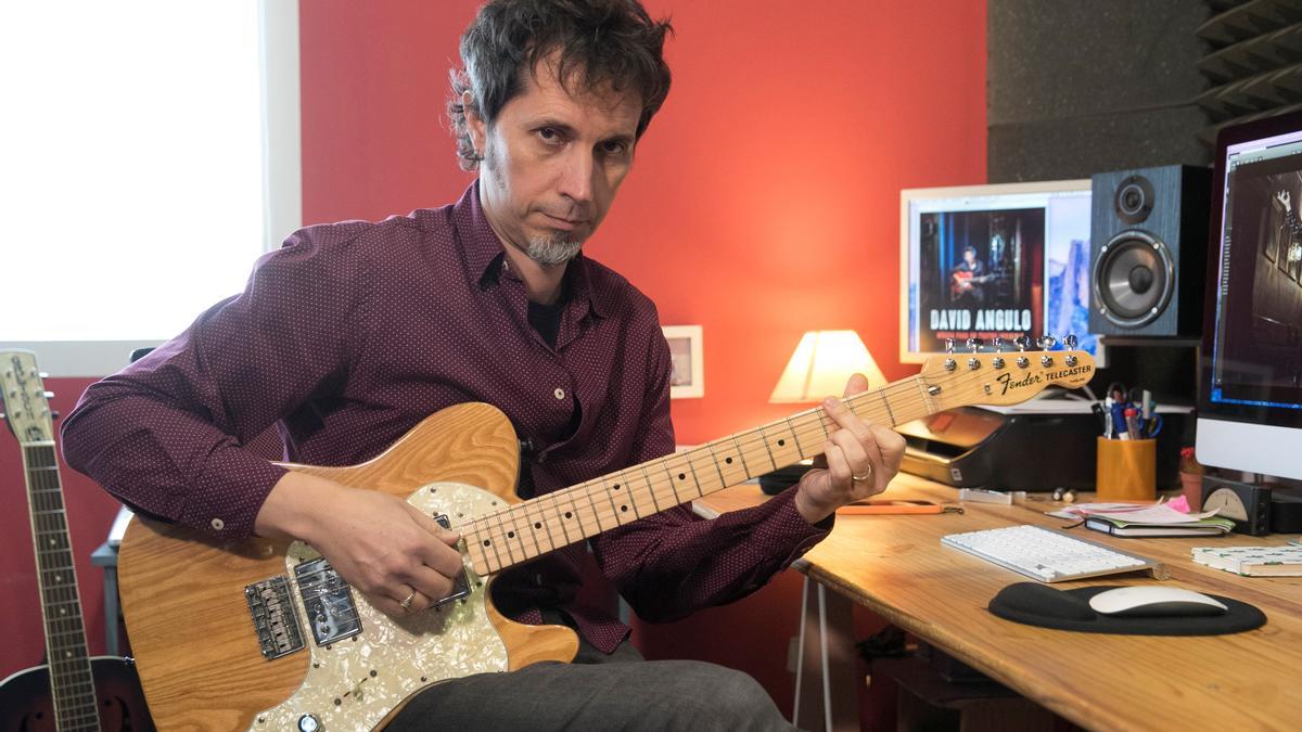 David Angulo, en el estudio en el que ha creado 'Música para un teatro invisible'.