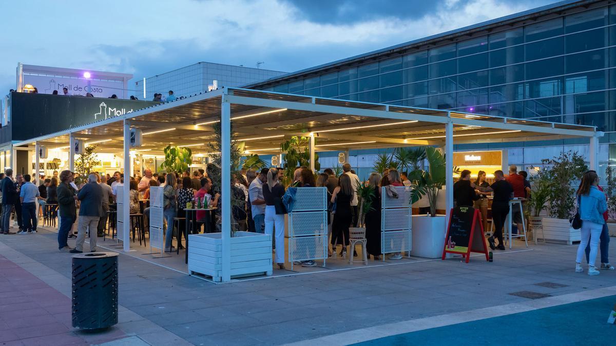 La terraza más fresca  y animada del verano está en Moll de Costa.