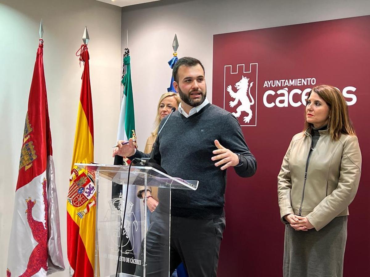 Salaya esta mañana durante su comparecencia en el Ayuntamiento de Cáceres.