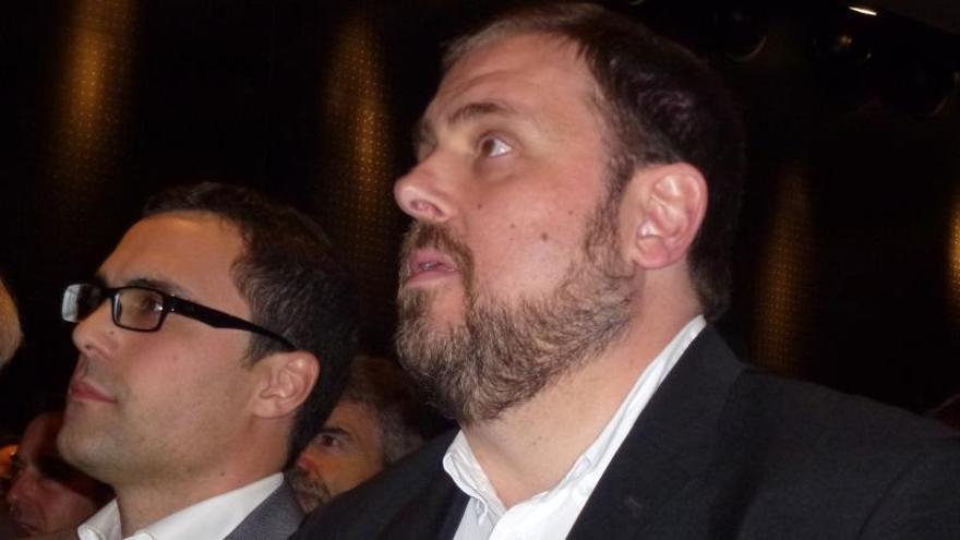 Oriol Junqueras, acompanyat per Roger Torrent.