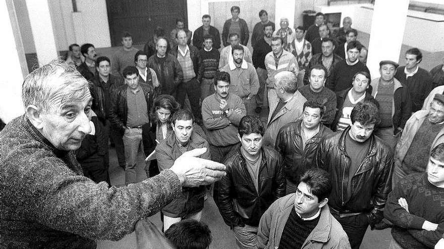 Manuel Pazos, en la lonja de Cangas, en marzo de 1993 en pleno conflicto de la Costa da Vela. // Rafa Hijo