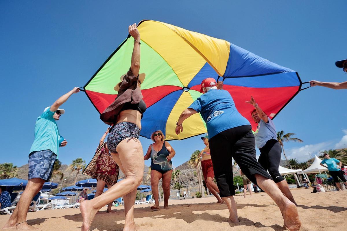 Olimpiadas Playeras en la playa de Las Teresitas por el Día de Los Abuelos y Abuelas Olimpiadas Playeras en la playa de Las Teresitas por el Día de Los Abuelos y Abuelas