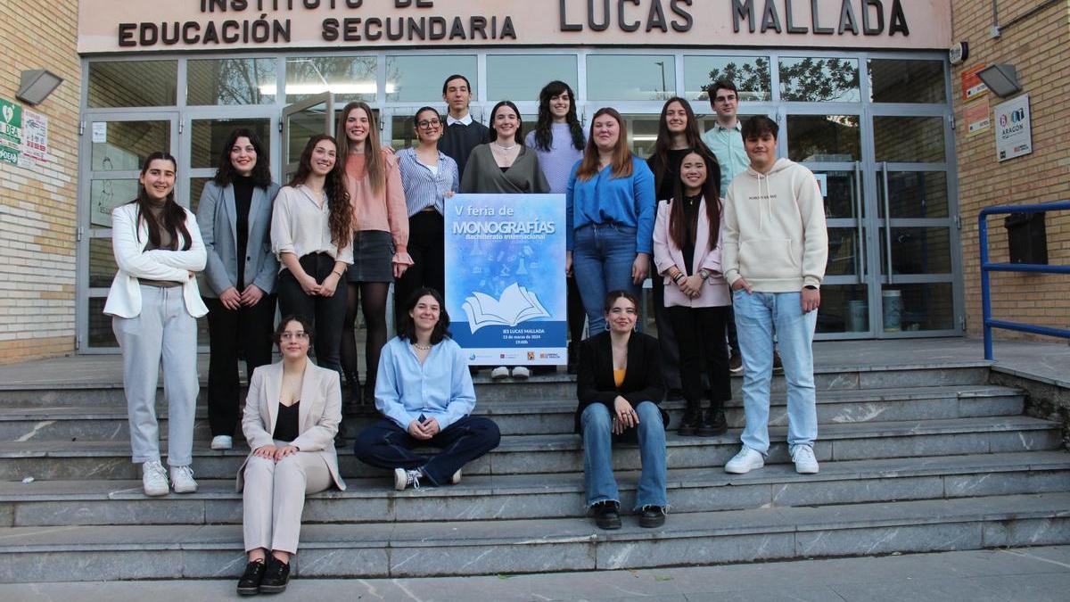 Alumnado de Bachillerato Internacional participante en la V Feria de Monografías del IES Lucas Mallada.