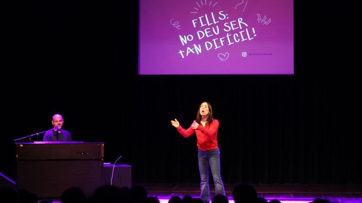 Imatges del monòleg teatral 'Fills: no deu ser tan difícil!', de la manresana Míriam Tirado
