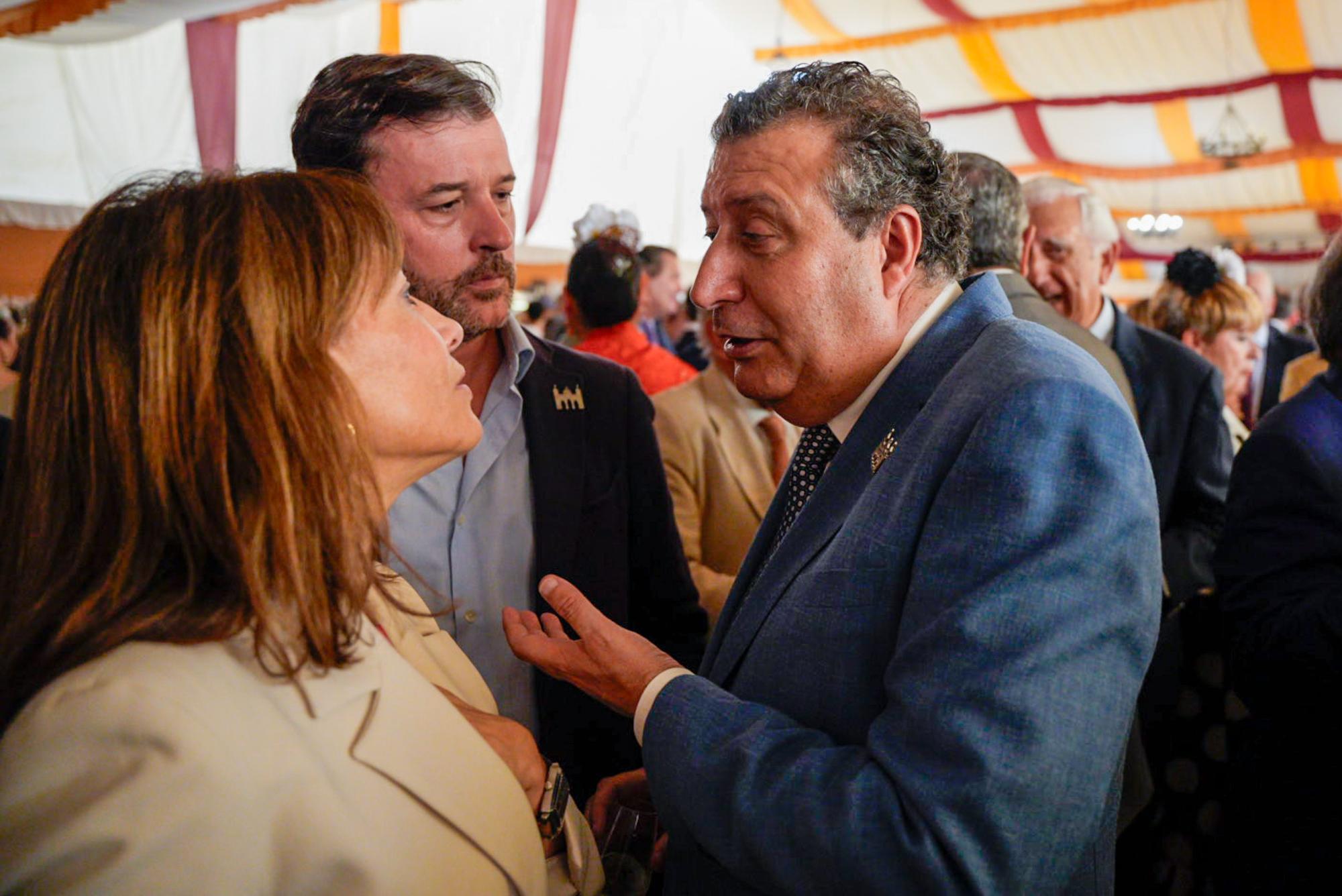 La ex ministra, Raquel Sánchez (c) conversa con el presidente de la Diputación de Sevilla, Javier Fernández (d), a 15 de abril de 2024, en Sevilla, Andalucía (España). Como cada año en la Feria de Abril se producen recepciones en las casetas de distinta índole, desde la recepción institucional de la Jefatura Superior de Policía Nacional de Andalucía Occidental, La Autoridad Portuaria de Sevilla o  La Asociación de Empresarios del Sur de España, Cesur entre otras muchas. 15 ABRIL 2024 Joaquin Corchero / Europa Press 15/04/2024 / JAVIER FERNÁNDEZ;RAQUEL  SÁNCHEZ JIMÉNEZ;Joaquin Corchero;