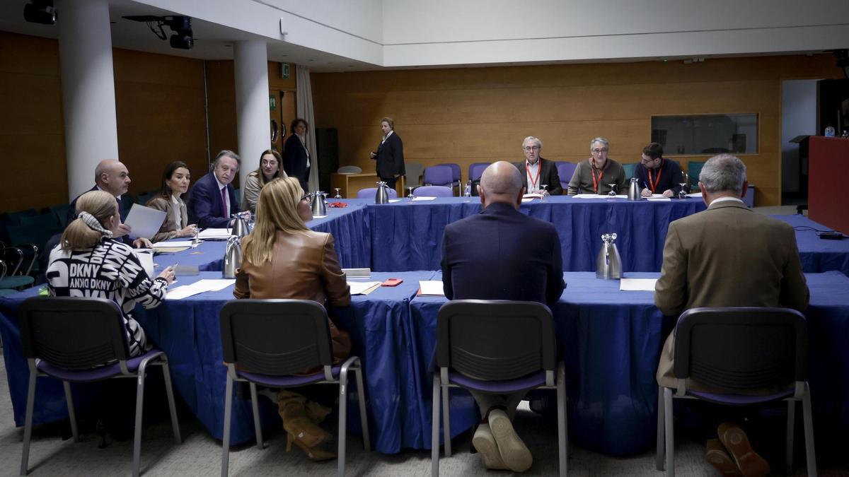 Los expertos se reúnen con el Consell y los grupos políticos para hablar de la quita de la deuda.