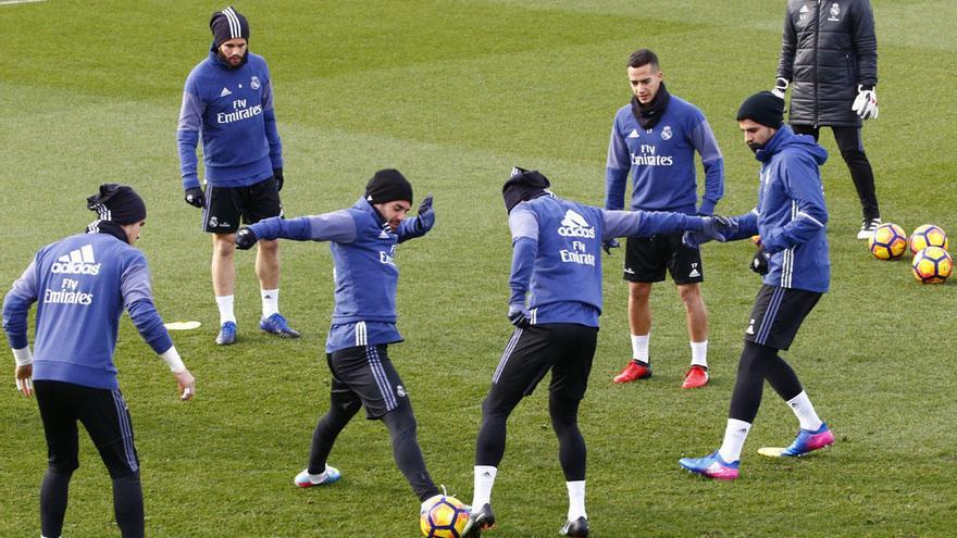Rondo de los jugadores del Madrid en el entrenamiento de este viernes.