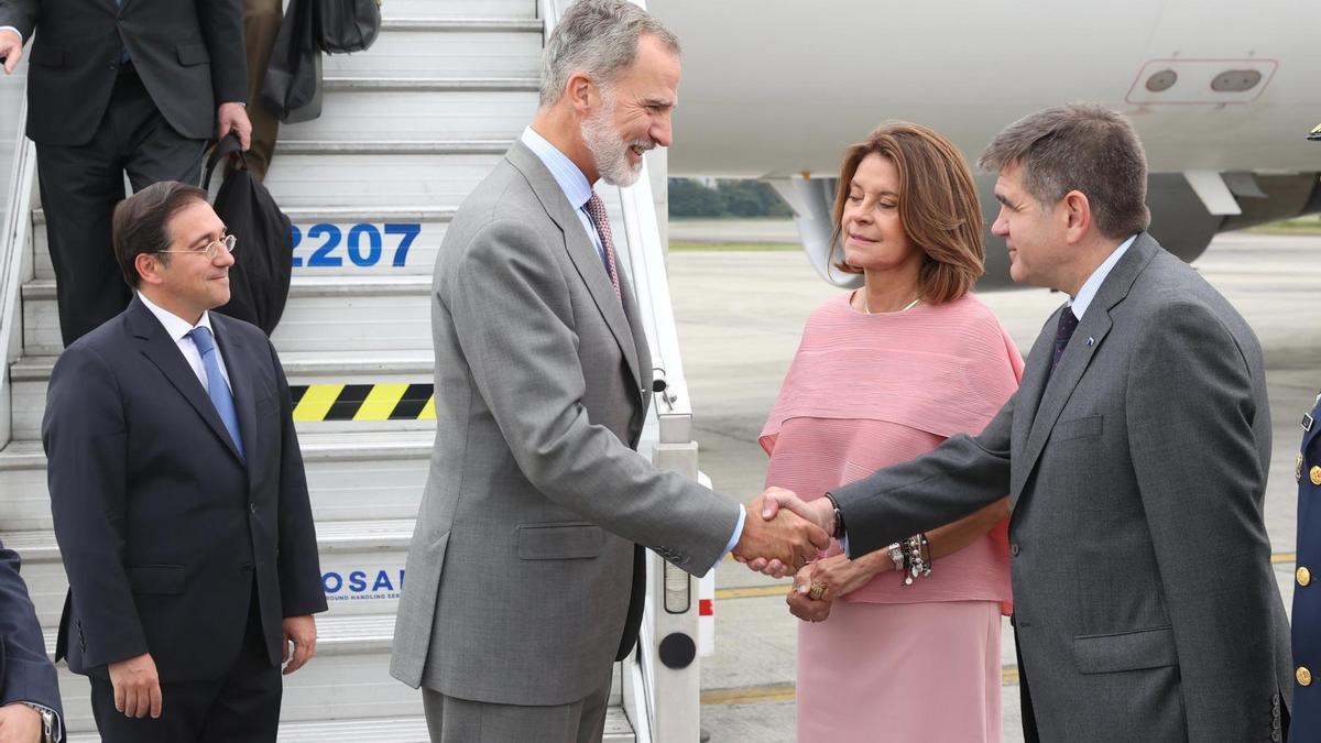 El Rey Felipe VI a su llegada a Colombia, junto con el ministro de Asuntos Exteriores, José Manuel Albares.