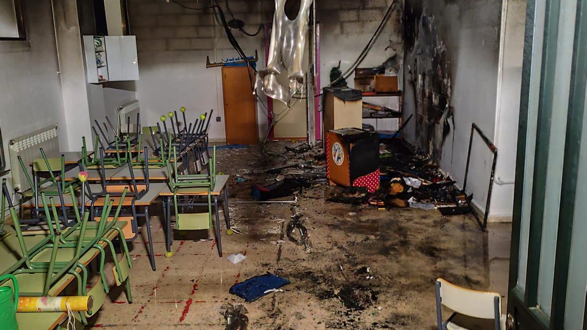 Estado del aula del colegio Guadiana de Badajoz tras el incendio del pasado 23 de agosto.