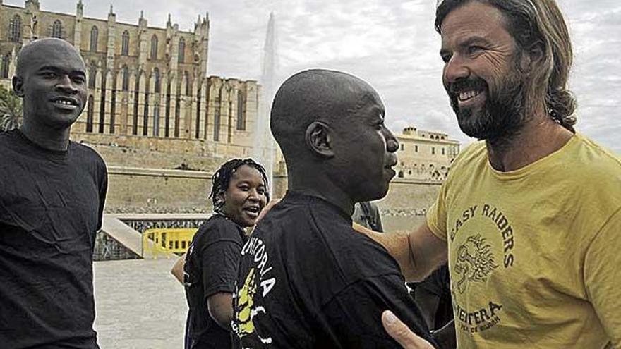 Pau Donés junto a músicos de Mali, en 2010, en Palma.