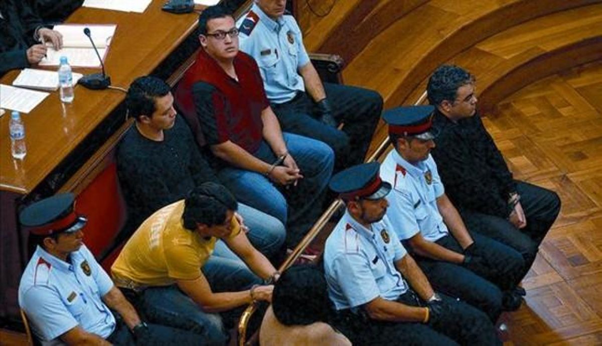 Els cinc acusats (Manuel Moreno a la primera fila, a la part superior), durant la lectura del veredicte, ahir. Els cinc acusats (Manuel Moreno a la primera fila, a la part superior), durant la lectura del veredicte, ahir.