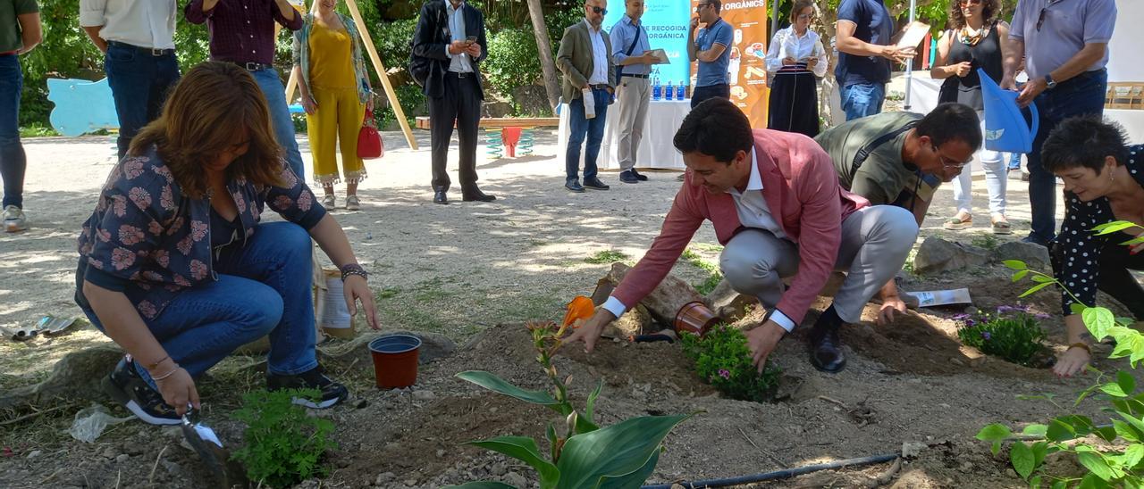 La alcaldesa de Xixona y el diputado de Medio Ambiente plantan varios ejemplares con el compost de Piedra Negra