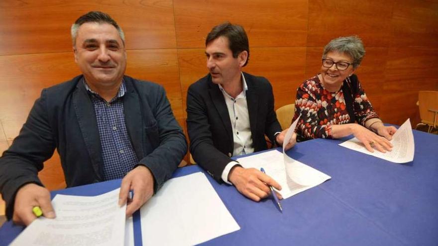 David Otero (BNG), Gonzalo Pita (SAL) y Coral González-Haba (PSOE) presentan los presupuestos. // G.S.