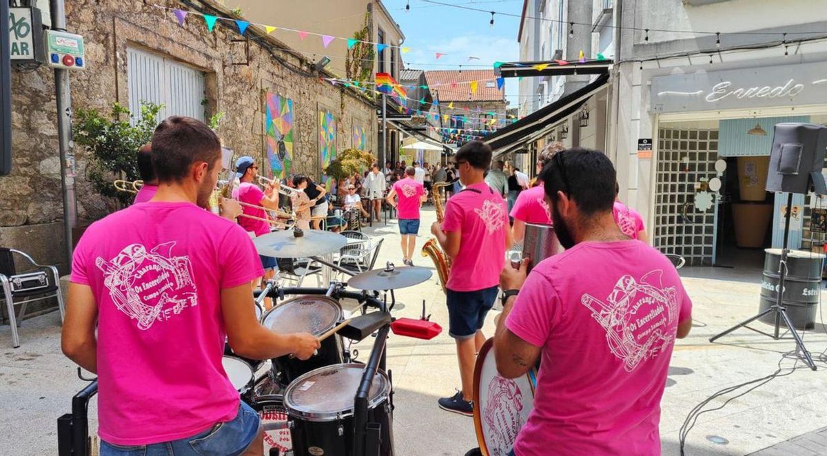 Os Encerellados animaron una Zona dos Viños llena a pesar del calor. | S.P.