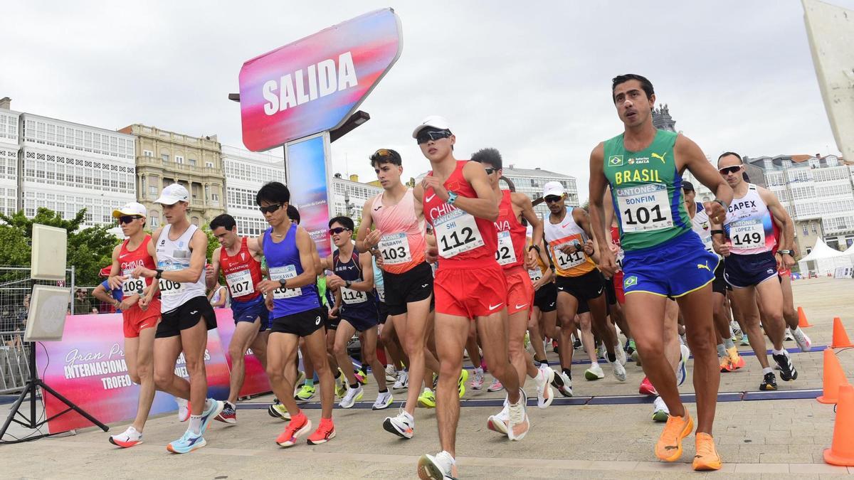La salida masculina, con Shi, el vencedor, con el dorsal número 112.