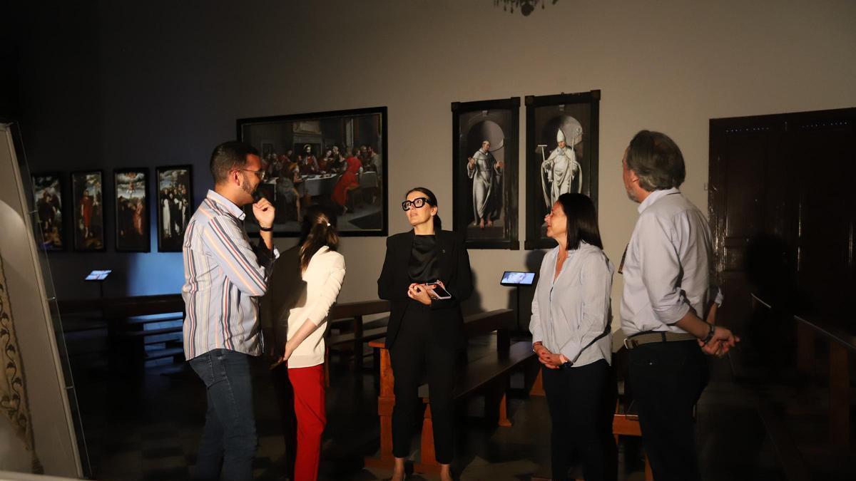 Raquel Rebollo, en el centro de la imagen, durante la visita al templo.