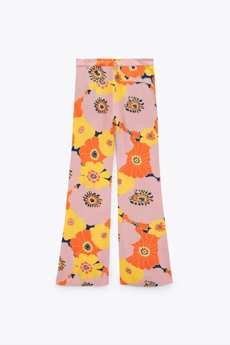 Pantalones acampanados con estampado floral de Zara