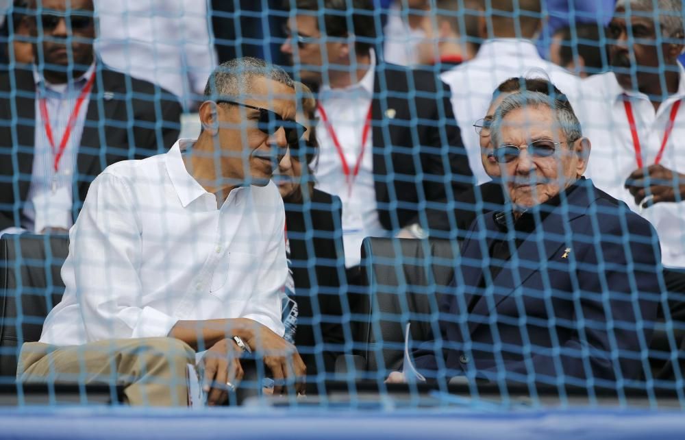 Obama asiste a un partido de béisbol en Cuba.