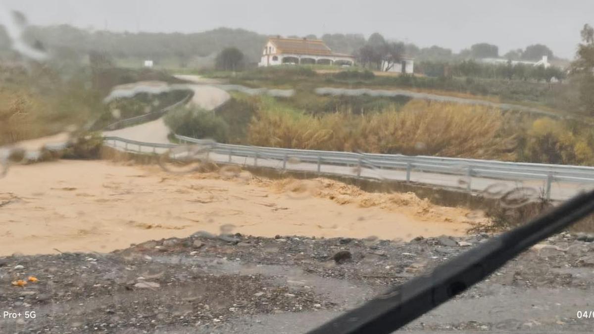 Río Grande desbordado a su paso por Guaro.