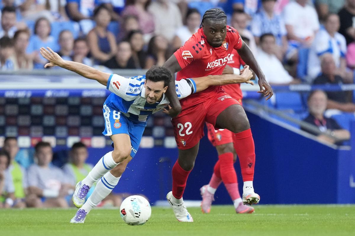 Expósito y Boyomo pugnan por un balón en el Espanyol-Osasuna de la tercera jornada.