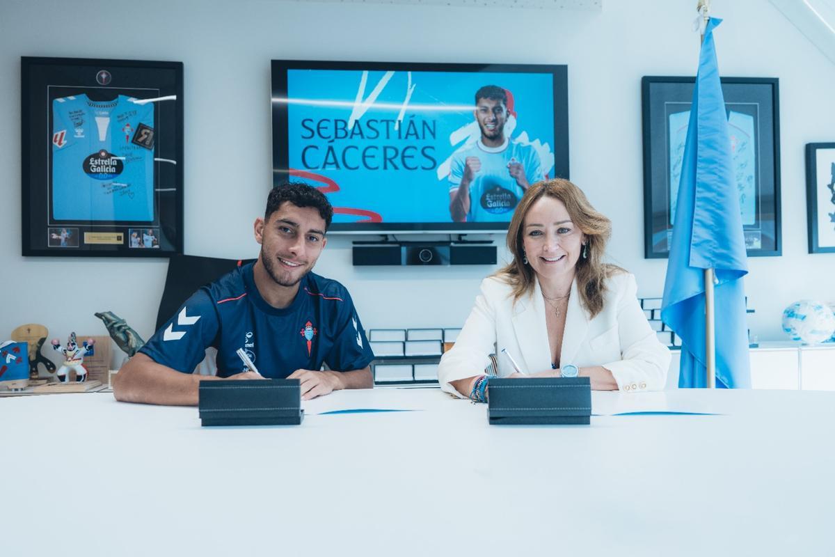 Sebastián Cáceres y Marián Mouriño, en el momento de la firma del contrato del central uruguayo.