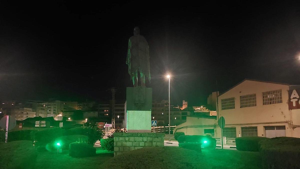 "L'home de la manta" se ilumina de verde en apoyo a la escuela pública