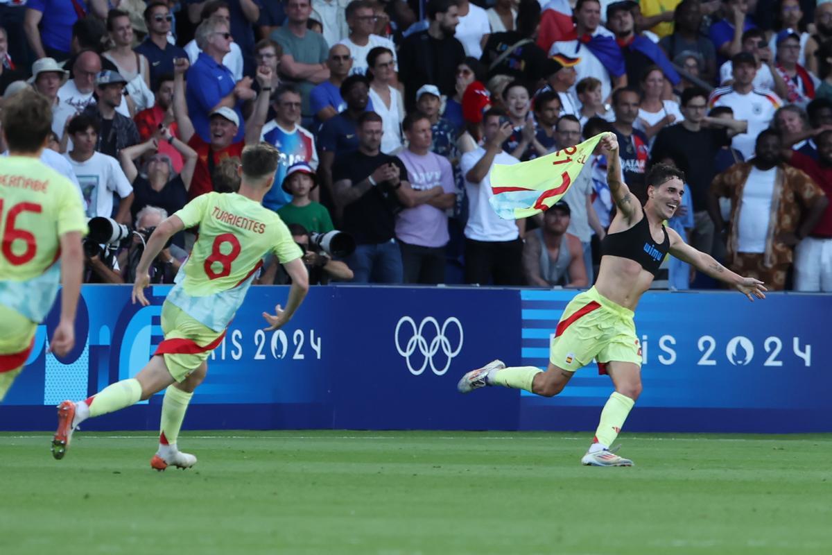 Camello celebra su segundo gol en la prórroga de la final olímpica.