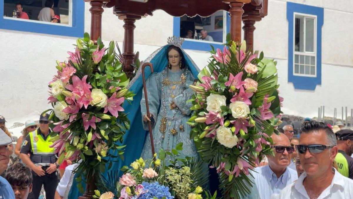 Los vecinos de El Cotillo, en el municipio de La Oliva, trasladan en procesión a la imagen de la Virgen del Buen Viaje. | | LP/DLP