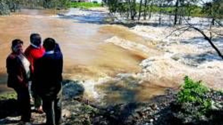 Los bomberos llevan víveres a familias de la Charca de los Pollos