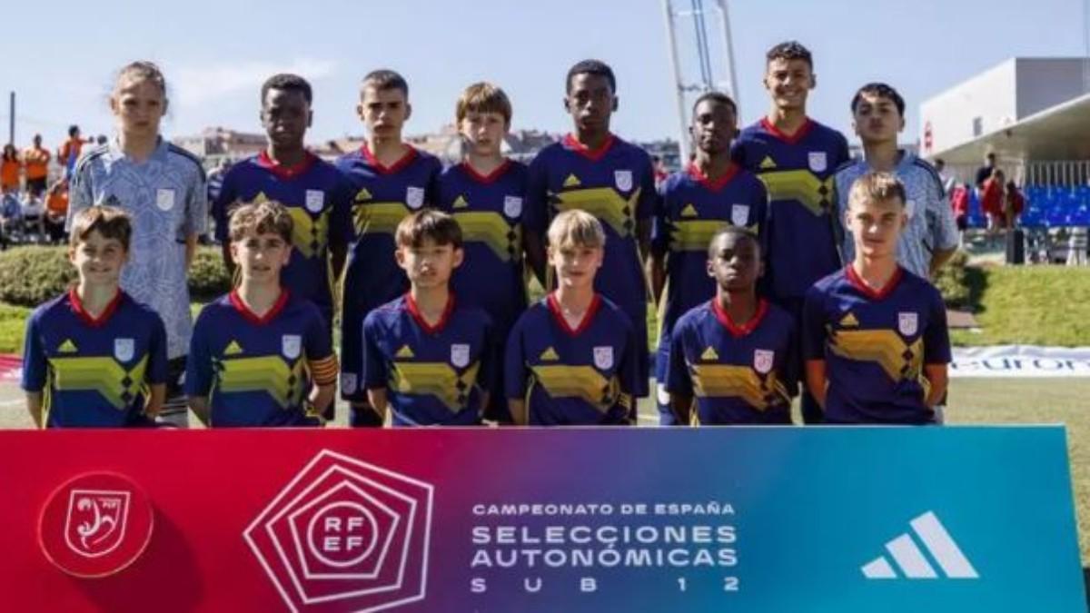 Pol Sabadí es el tercer jugador en la fila de arriba en la izquierda en esta selección catalana Sub-12