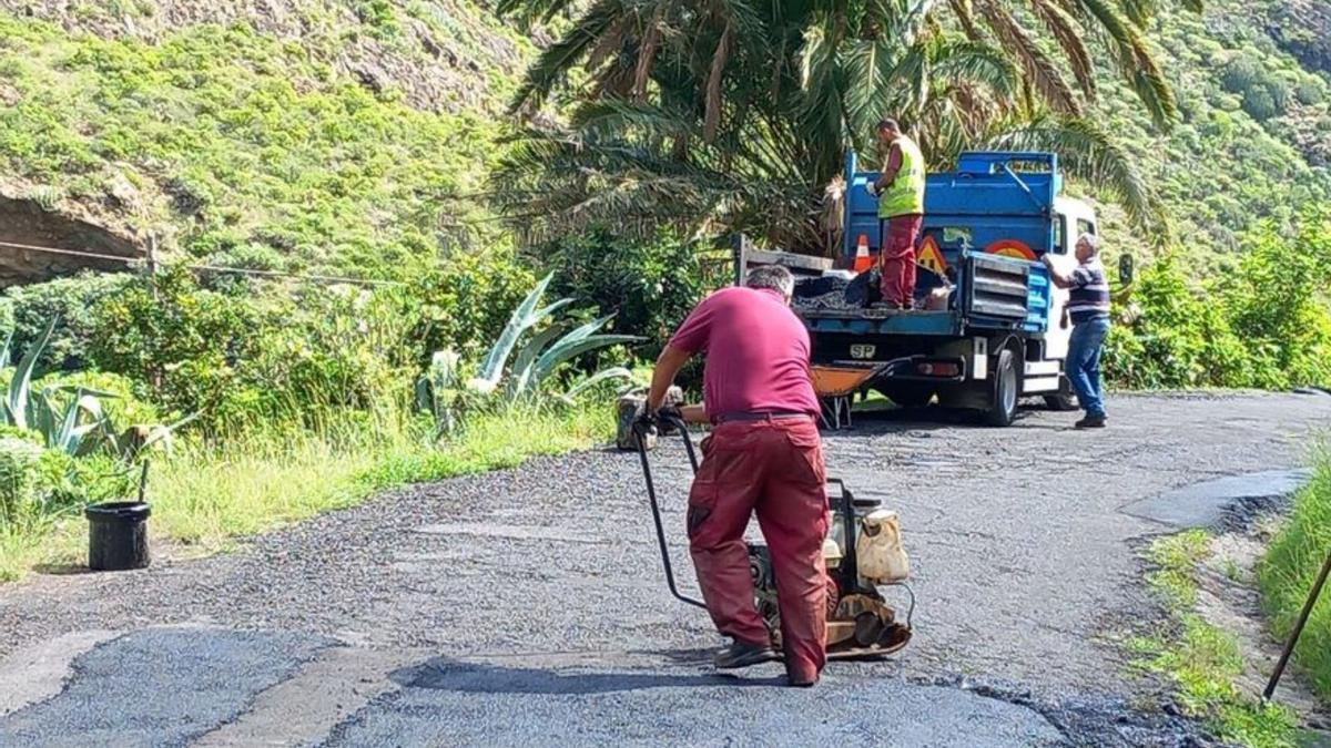 Un operario parchea la parte alta del Camino de El Cercado.