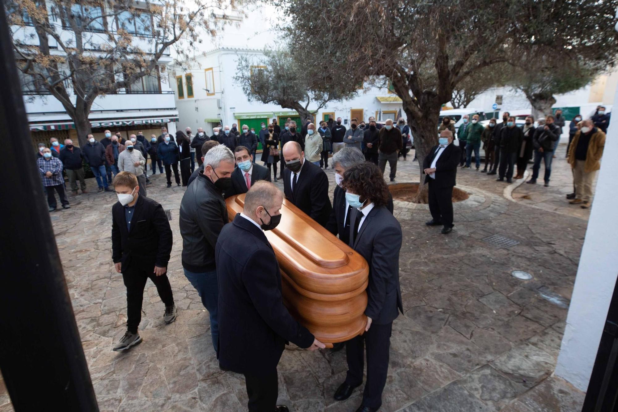 "Tristeza y rabia" en el funeral del pescador que murió en el naufragio de Ibiza