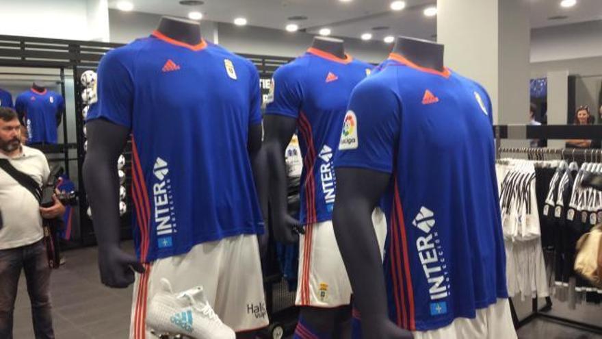 El Real Oviedo presenta su nueva equipación