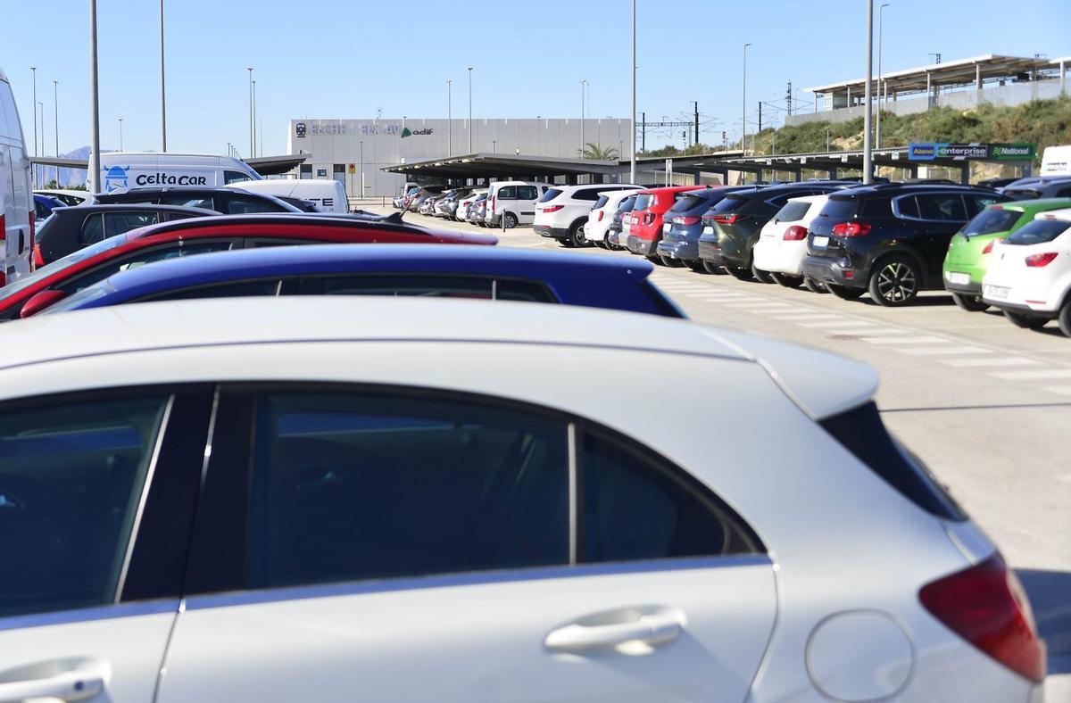 El aparcamiento, donde se puede apreciar una elevada afluencia de usuarios, en una imagen de este viernes. | MATÍAS SEGARRA