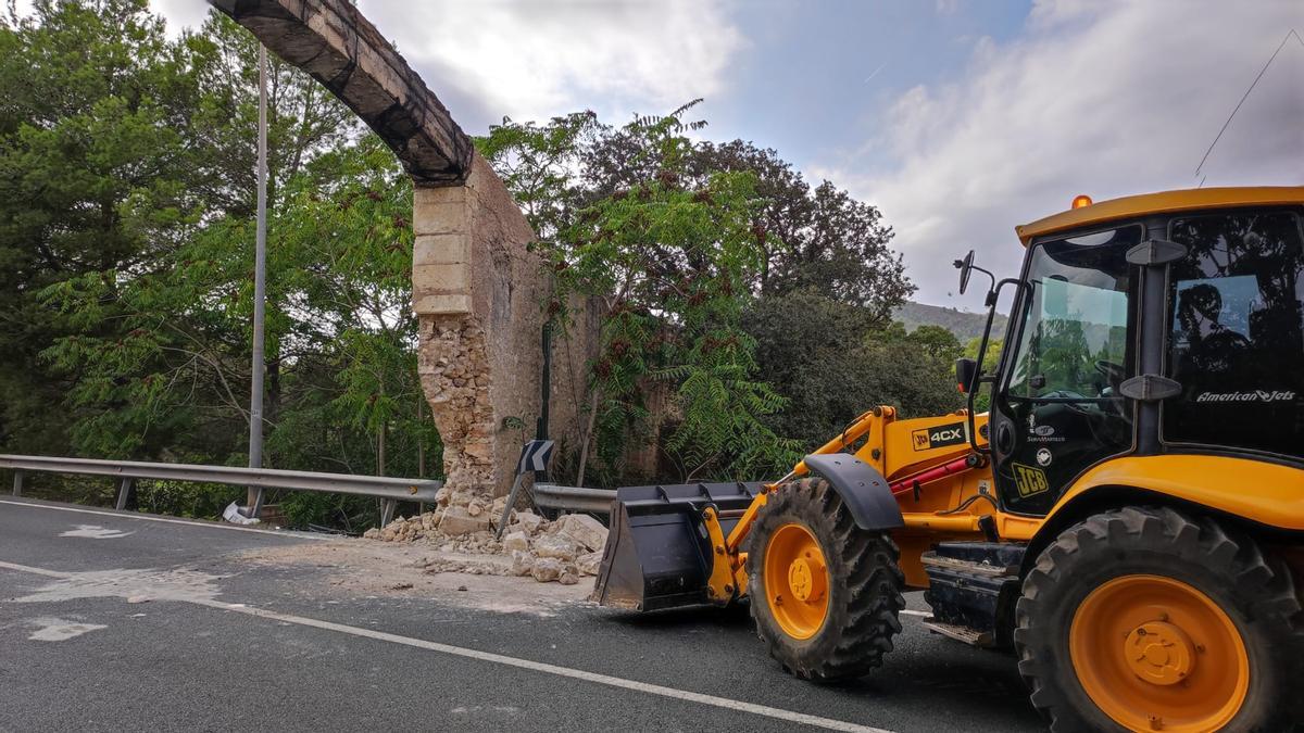 Un coche causa grandes daños en el "Pont des Canet" de Son Servera