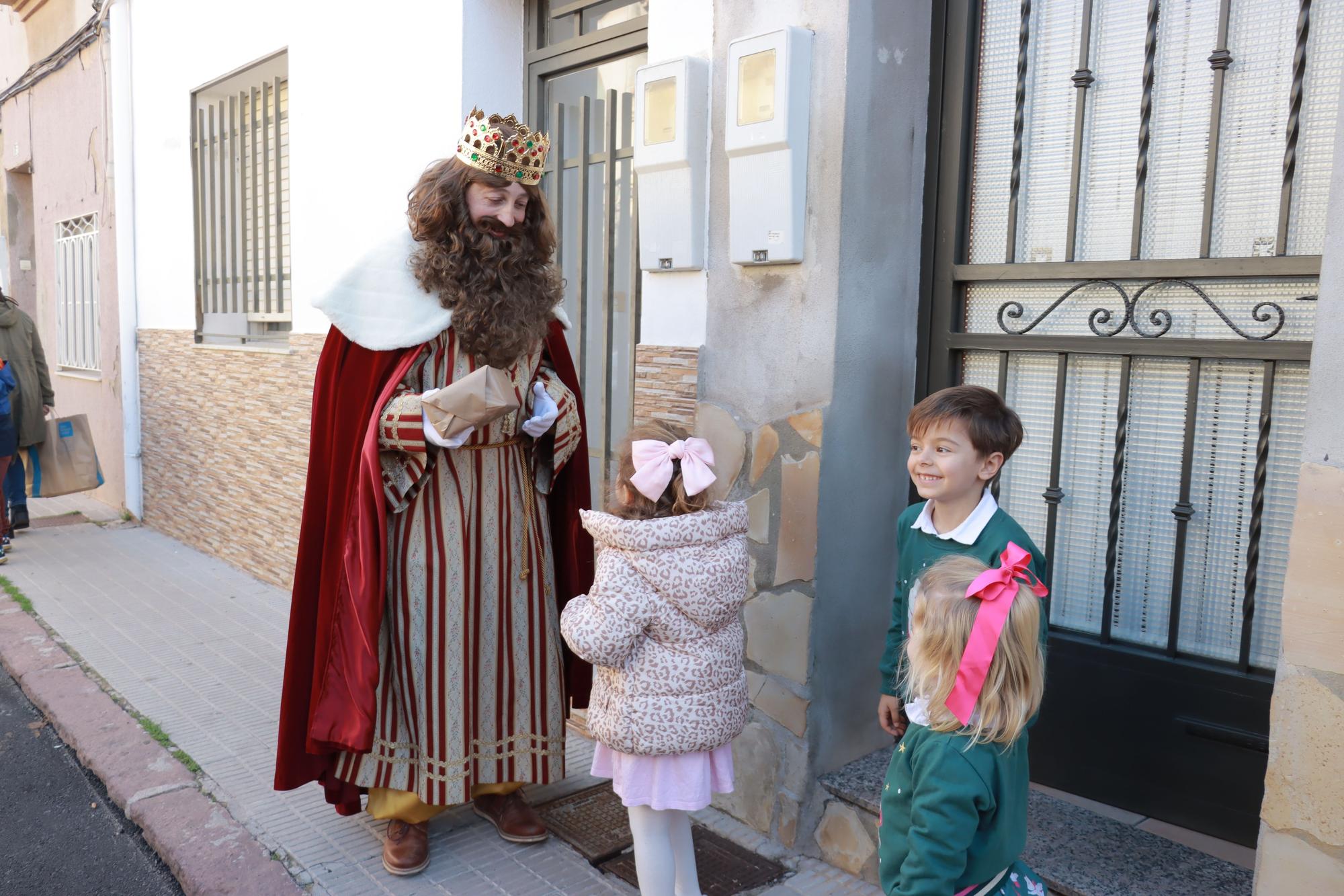 Los Reyes Mayos premian a los vecinos de Vila-real con cientos de regalos en este 2023