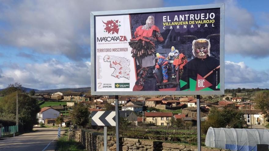 Instalada en Villanueva de Valrojo la señal de la ruta de las mascaradas