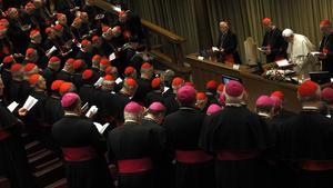 El Papa llegeix una oració a l’inici de la cimera de cardenals per abordar els casos de pederàstia, el novembre del 2010 al Vaticà.