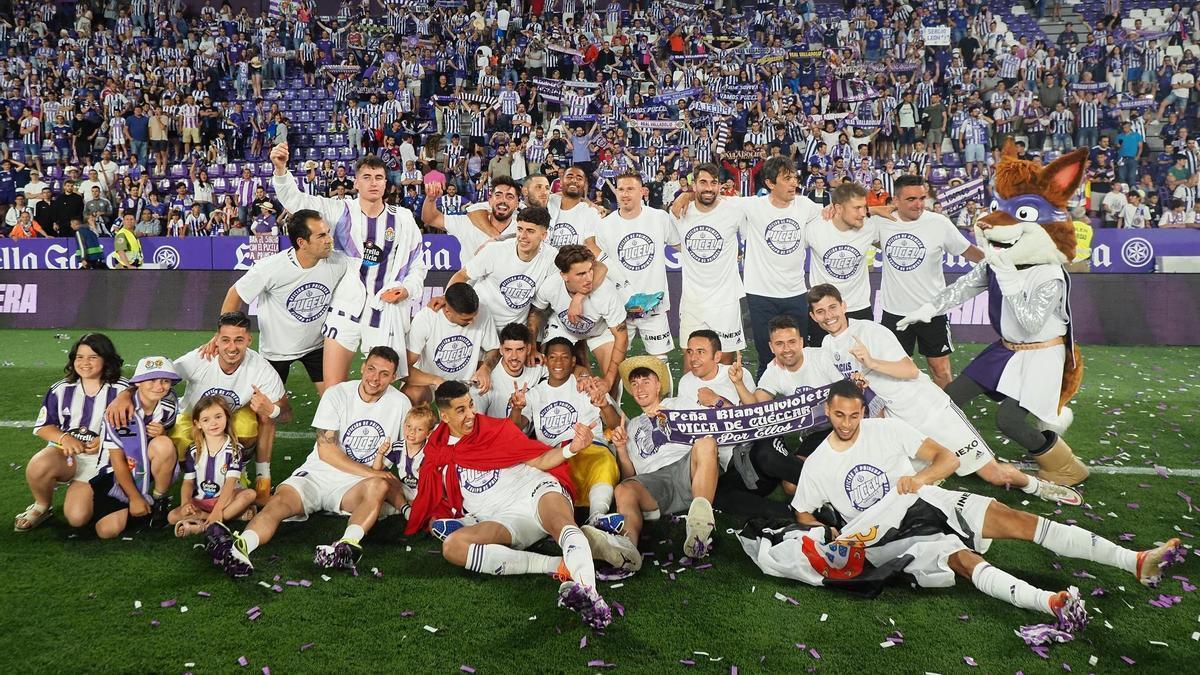Los jugadores del Real Valladolid celebran el ascenso a Primera en 2022 tras vencer al Huesca en Zorrilla.