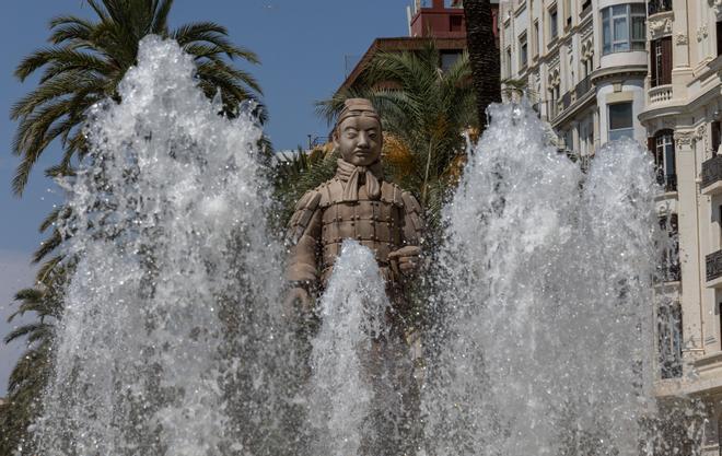 Inauguración del guerrero de Xian de 11 metros que custodia la Explanada de Alicante